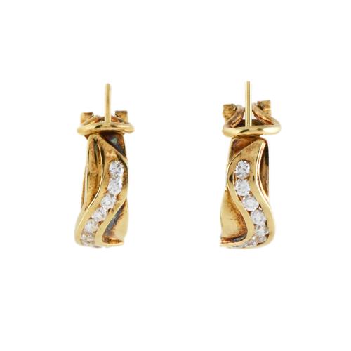 Pendientes en forma de aro con circonitas.