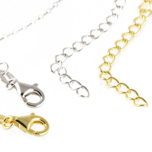 Dos collares con tréboles colgantes.