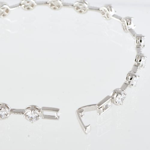 Bracelet and earrings with zircons.