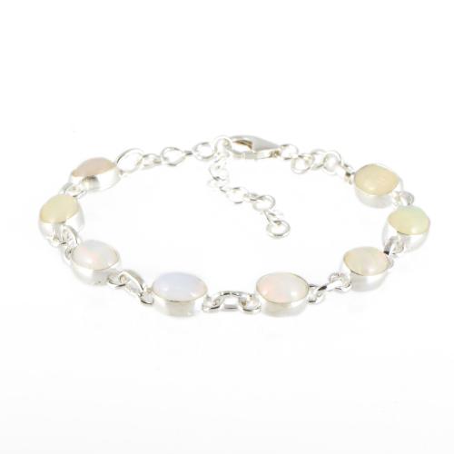 Pulsera con ópalos blancos.