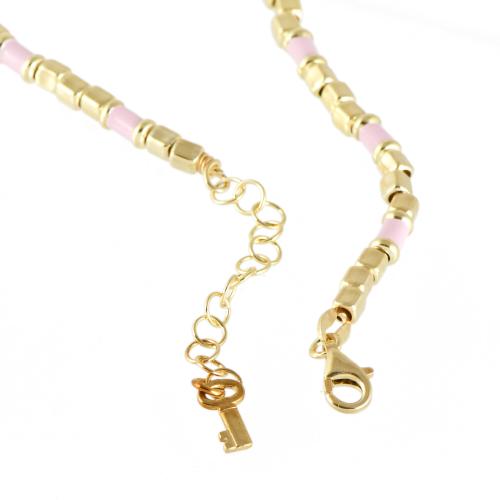 Pulsera con esmalte rosa.