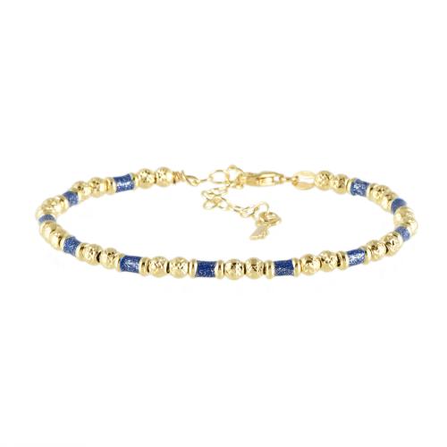 Pulsera con esmalte azul.