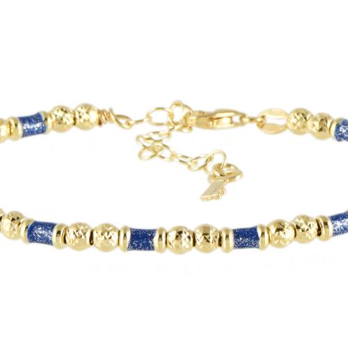 Pulsera con esmalte azul.