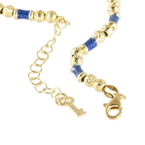 Pulsera con esmalte azul.