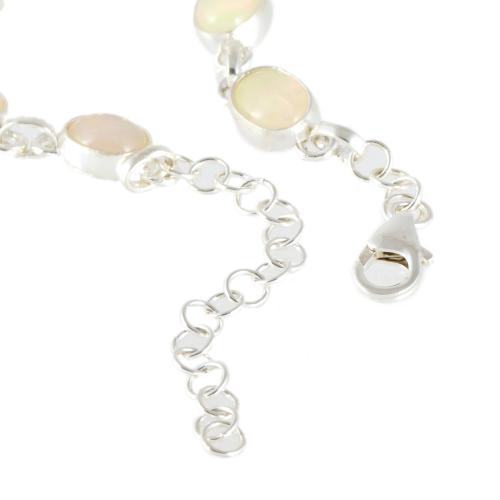 Pulsera con ópalos blancos.
