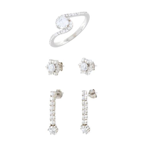 Juego de dos pares de pendientes y anillo con circonitas.