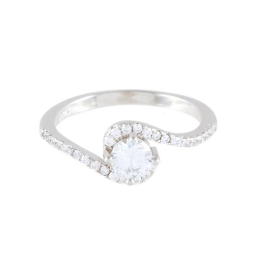 Juego de dos pares de pendientes y anillo con circonitas.