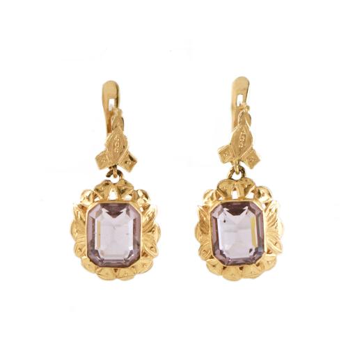 Pendientes estilo alfonsino con amatistas.