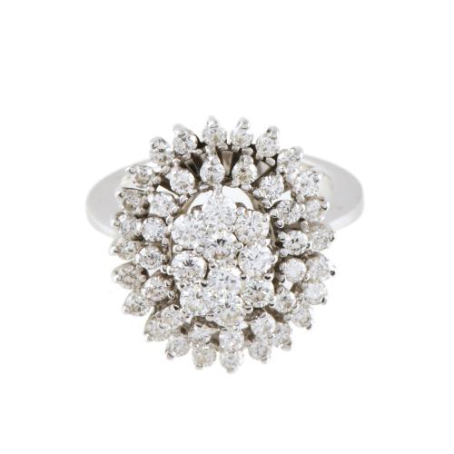 Anillo con gran rosetón de diamantes.