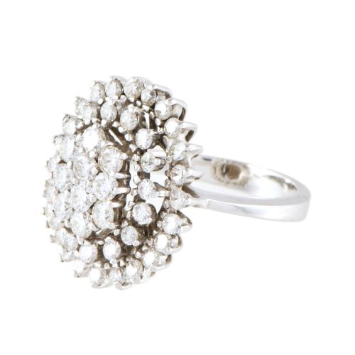 Anillo con gran rosetón de diamantes.