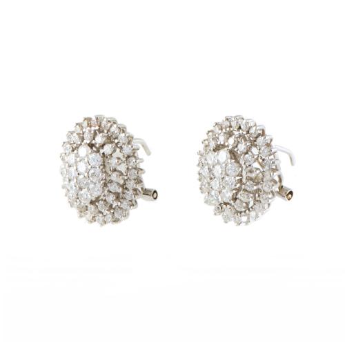 Pendientes con gran rosetón de diamantes.