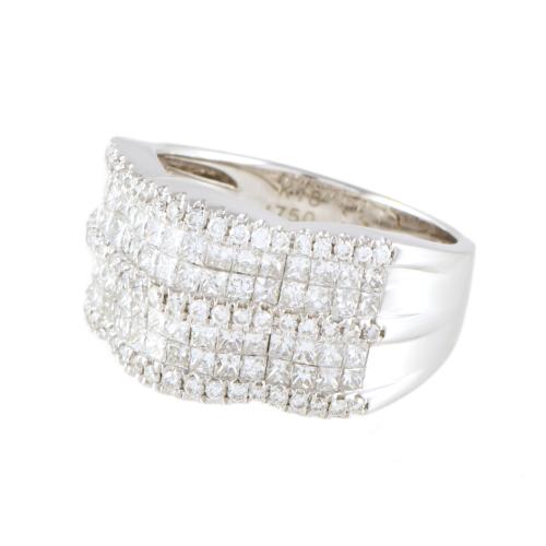 Anillo ancho con diamantes.