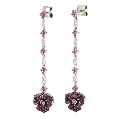 Pendientes largos en forma de flor con diamantes rosas.