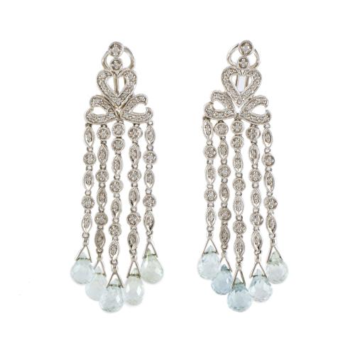 Pendientes largos estilo girandole con diamantes.