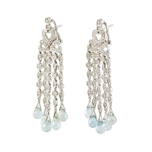 Pendientes largos estilo girandole con diamantes.
