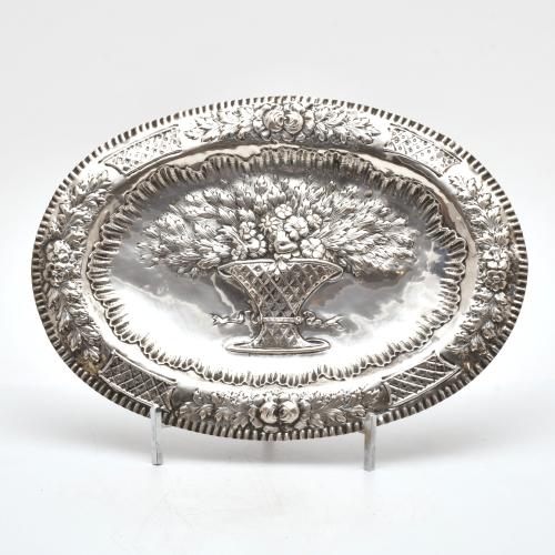 Lote de tres bandejas, estilo barroco, siglo XX.