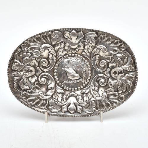 Lote de tres bandejas, estilo barroco, siglo XX.