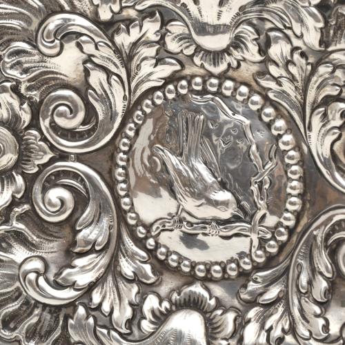 Lote de tres bandejas, estilo barroco, siglo XX.