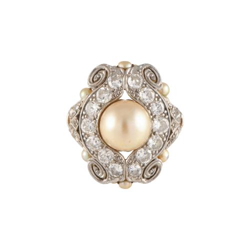 Noucentista ring with diamonds and a central pearl.