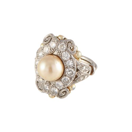 Noucentista ring with diamonds and a central pearl.