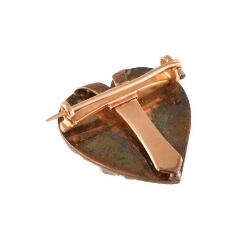 *Isabelino" heart-shaped brooch.
