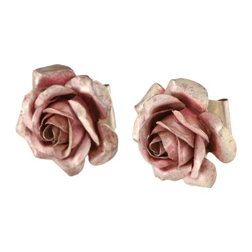Rose-shaped earrings.