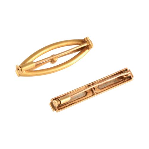 Pair or brooches with pearl.