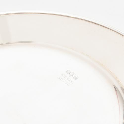 Set of fifteen bread dishes.