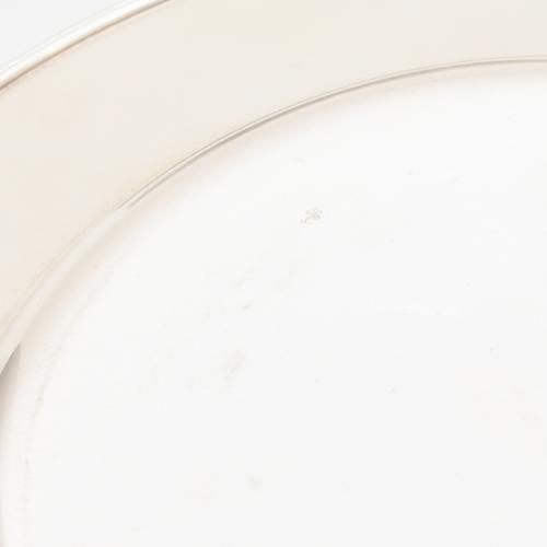 Set of fifteen bread dishes.