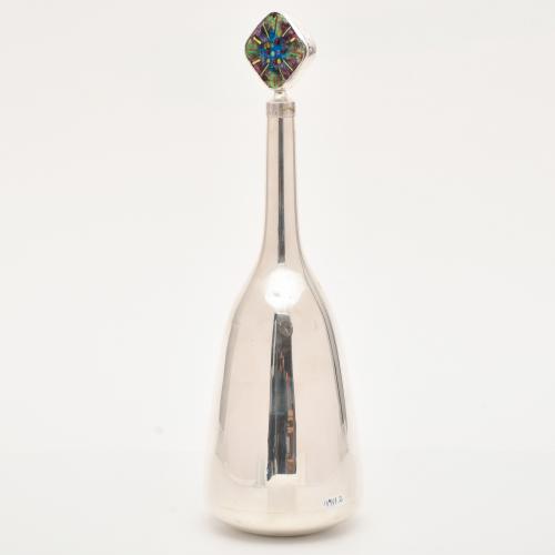 Water decanter.