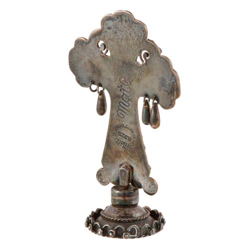 Cruz de sobremesa mexicana con amatistas turquesas y coral.