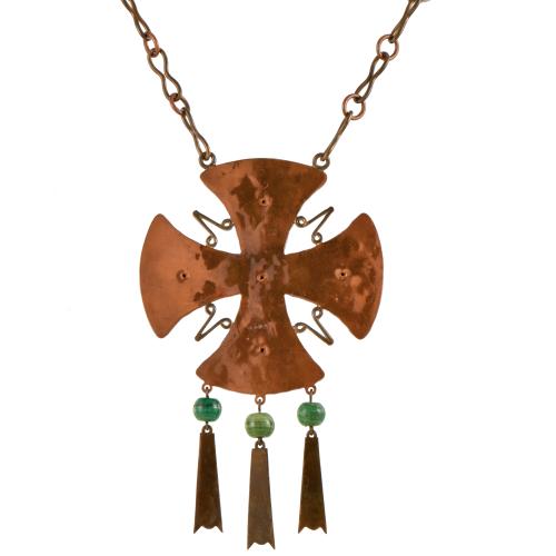 Collar con cruz colgante mexicana con jade.