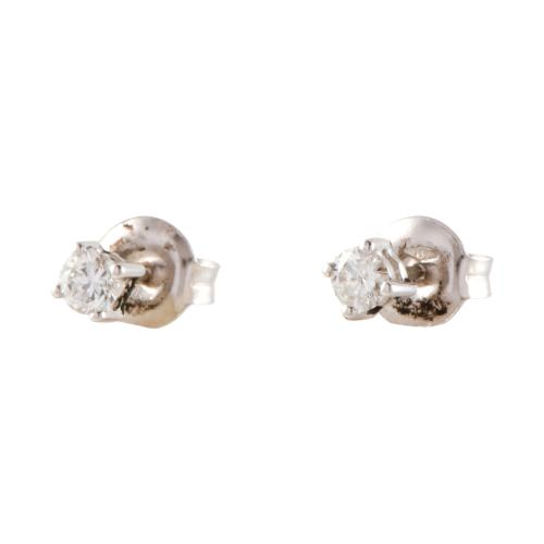 Pendientes dormilonas de diamantes.
