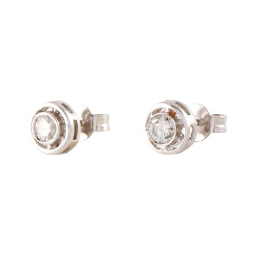 Pendientes con chatón de diamantes.