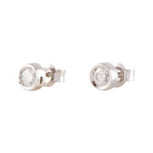 Pendientes con chatón de diamantes.