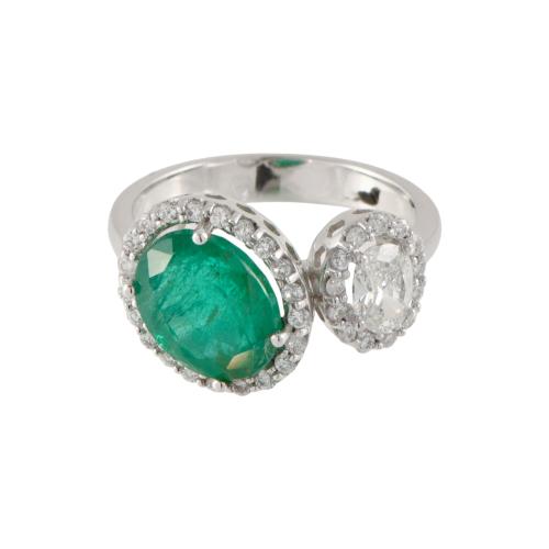Anillo tú y yo con esmeralda y diamantes.