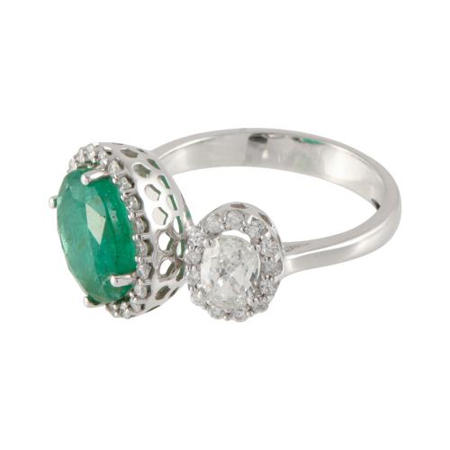 Anillo tú y yo con esmeralda y diamantes.