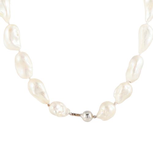 Collar con perlas barrocas.