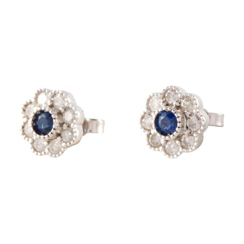 Pendientes en forma de flor con diamantes y zafiros.
