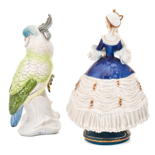 ESCUELA ESPAÑOLA, SIGLO XX. Pareja de figuras de porcelana. 