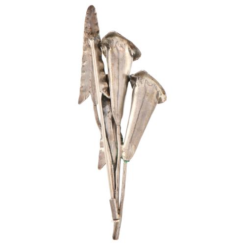 Avant-garde lily-shaped brooch with coral.