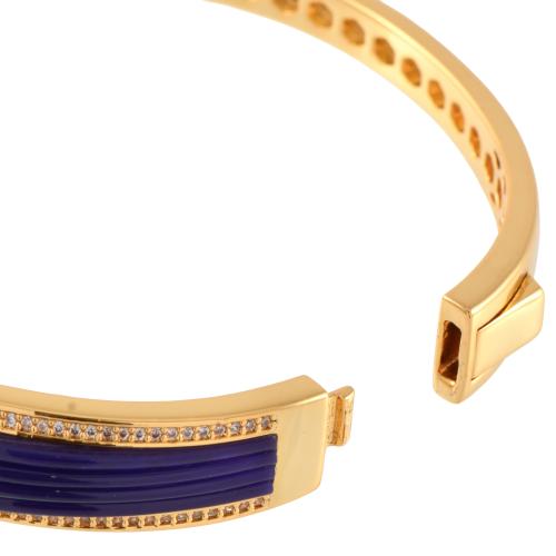 Bracelet with zircons.