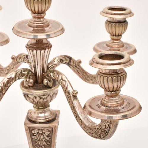 Pareja de candelabros.