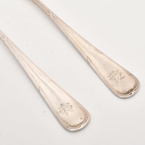 Lot of different cutlery items.