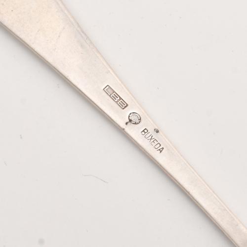 Lot of different cutlery items.