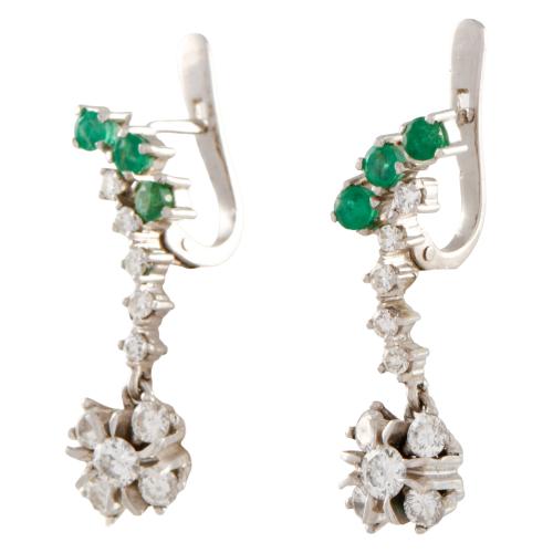 Pendientes largos con diamantes y esmeraldas.