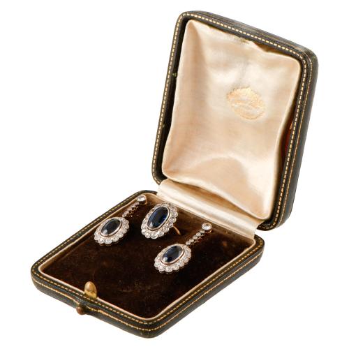 Conjunto de anillo y pendientes con zafiros  orlado rosetón