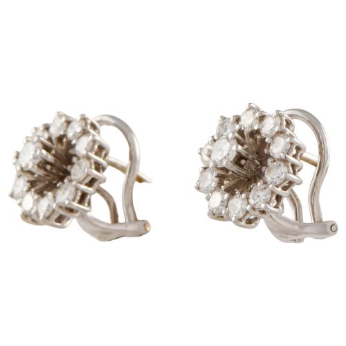 Pendientes rosetones de diamantes.