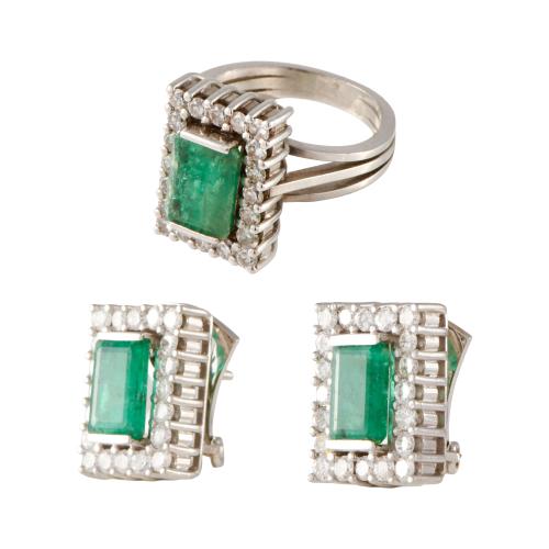 Conjunto de sortija y pendientes años 70 con esmeraldas.