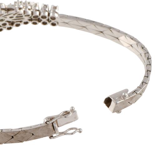 Brazalete semi-rígido de motivos florales, con esmeraldas y